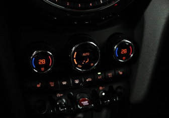 Подержанный автомобиль MINI Hatch 2020 года (16 фото)