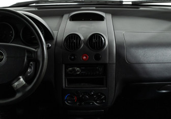 Подержанный автомобиль Chevrolet Aveo Hatchback 2006 года (14 фото)