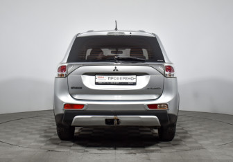 Подержанный автомобиль Mitsubishi Outlander 2014 года (6 фото)