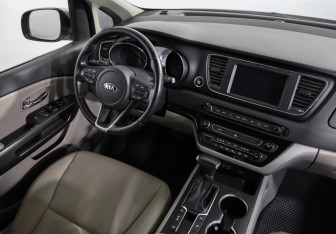 Подержанный автомобиль Kia Carnival 2018 года (8 фото)