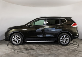 Подержанный автомобиль Nissan X-Trail 2017 года (8 фото)