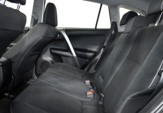 Подержанный автомобиль Toyota RAV4 2016 года (12 фото)