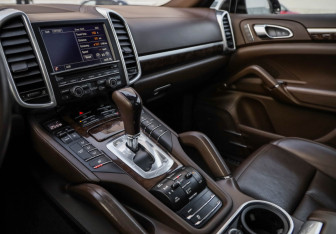 Подержанный автомобиль Porsche Cayenne 2015 года (22 фото)