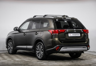 Подержанный автомобиль Mitsubishi Outlander 2020 года (7 фото)