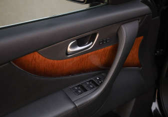 Подержанный автомобиль Infiniti QX70 2016 года (22 фото)