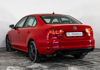 Подержанный автомобиль Volkswagen Jetta Sedan 2012 года (7 фото)
