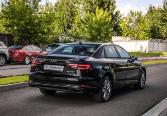 Подержанный автомобиль Audi A4 Sedan 2018 года (6 фото)