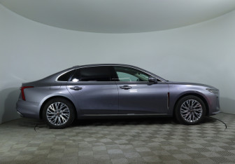 Подержанный автомобиль Hongqi H5 2024 года (4 фото)