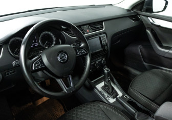 Подержанный автомобиль Skoda Octavia Liftback 2016 года (11 фото)