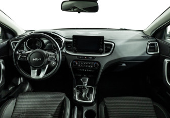 Подержанный автомобиль Kia Ceed Hatchback 2022 года (13 фото)