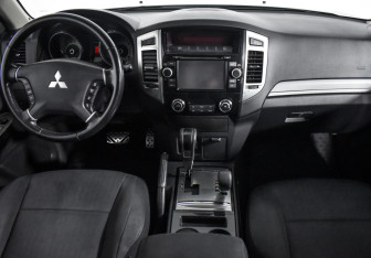 Подержанный автомобиль Mitsubishi Pajero 2014 года (15 фото)