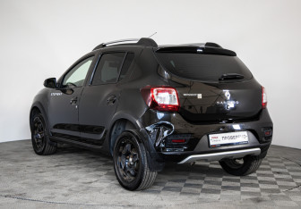 Подержанный автомобиль Renault Sandero 2015 года (7 фото)