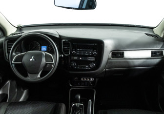 Подержанный автомобиль Mitsubishi Outlander 2017 года (13 фото)