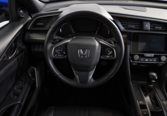 Подержанный автомобиль Honda Civic Hatchback 2017 года (10 фото)