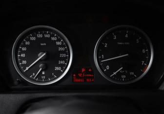 Подержанный автомобиль BMW X6 2013 года (12 фото)