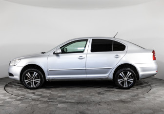 Подержанный автомобиль Skoda Octavia Liftback 2011 года (8 фото)
