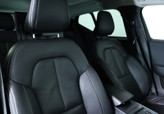 Подержанный автомобиль Volvo XC40 2019 года (12 фото)