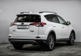 Подержанный автомобиль Toyota RAV4 2015 года (5 фото)