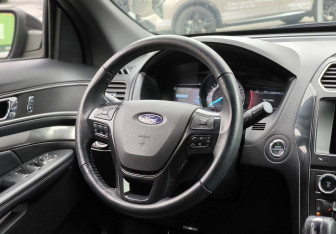 Подержанный автомобиль Ford Explorer 2018 года (18 фото)
