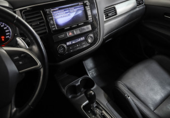 Подержанный автомобиль Mitsubishi Outlander 2014 года (21 фото)