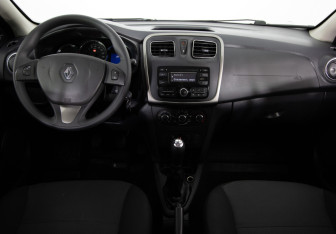 Подержанный автомобиль Renault Sandero 2014 года (9 фото)