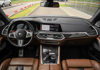 Подержанный автомобиль BMW X5 M 2021 года (14 фото)