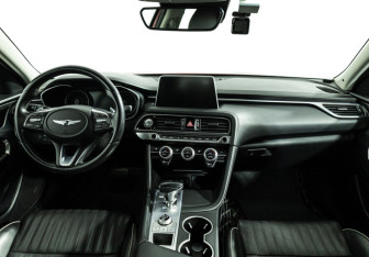 Подержанный автомобиль Genesis G70 2018 года (13 фото)