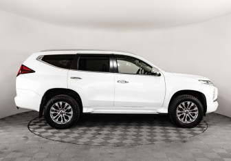Подержанный автомобиль Mitsubishi Pajero Sport 2021 года (4 фото)