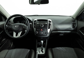 Подержанный автомобиль Kia Ceed Hatchback 2011 года (13 фото)