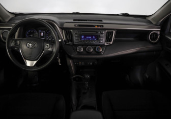 Подержанный автомобиль Toyota RAV4 2015 года (10 фото)