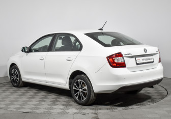 Подержанный автомобиль Skoda Rapid Liftback 2018 года (7 фото)