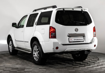 Подержанный автомобиль Nissan Pathfinder 2010 года (7 фото)