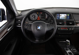 Подержанный автомобиль BMW X5 2008 года (10 фото)