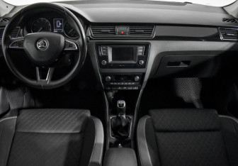 Подержанный автомобиль Skoda Rapid Liftback 2015 года (16 фото)