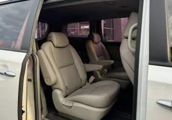 Подержанный автомобиль Kia Carnival 2020 года (25 фото)
