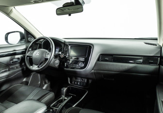 Подержанный автомобиль Mitsubishi Outlander 2019 года (9 фото)