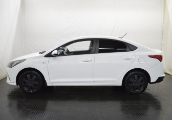 Подержанный автомобиль Hyundai Solaris Sedan 2022 года (8 фото)