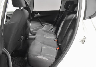 Подержанный автомобиль Peugeot 208 2013 года (11 фото)