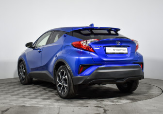 Подержанный автомобиль Toyota C-HR 2018 года (7 фото)