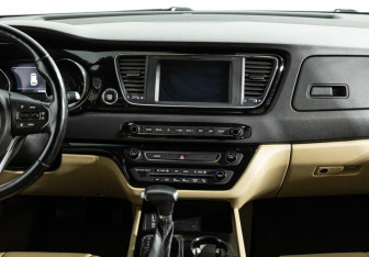 Подержанный автомобиль Kia Carnival 2019 года (14 фото)