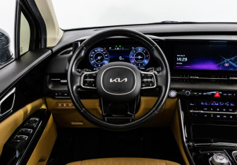 Подержанный автомобиль Kia Carnival 2022 года (13 фото)