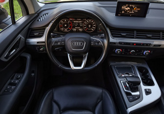 Подержанный автомобиль Audi Q7 2015 года (11 фото)