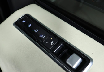 Подержанный автомобиль Land Rover Range Rover 2018 года (12 фото)