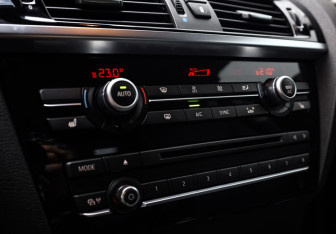 Подержанный автомобиль BMW X3 2015 года (18 фото)