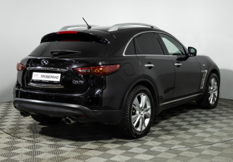 Подержанный автомобиль Infiniti QX70 2013 года (5 фото)