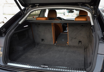 Подержанный автомобиль Audi Q8 2018 года (36 фото)