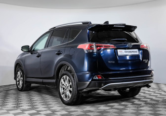 Подержанный автомобиль Toyota RAV4 2016 года (7 фото)