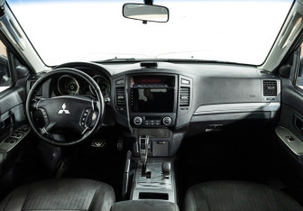 Подержанный автомобиль Mitsubishi Pajero 2011 года (13 фото)