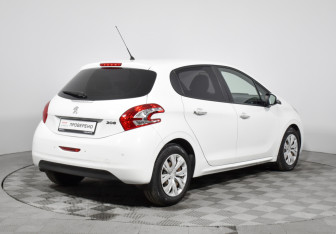 Подержанный автомобиль Peugeot 208 2013 года (5 фото)