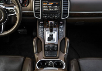 Подержанный автомобиль Porsche Cayenne 2015 года (23 фото)